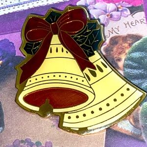 5/$10❤️❤️❤️Vintage Signed Taiwan Holiday Bells & Holly Broach